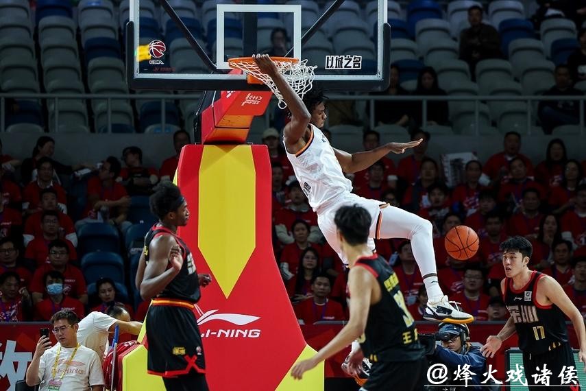 终结上海9连胜！CBA常规赛，深圳主场战胜上海